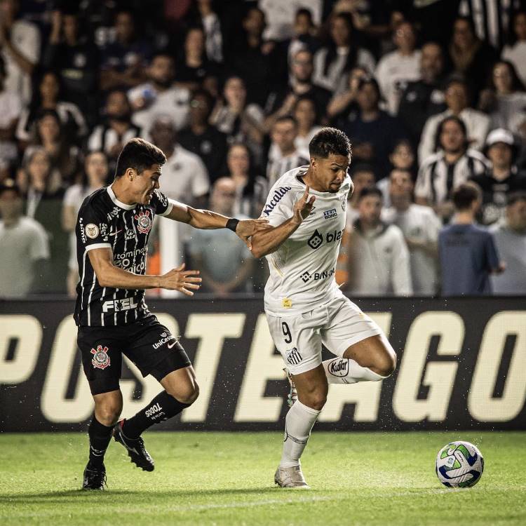 Disputa de bola entre o camisa 9 do Santos, Marlos Leonardo, e um jogador do Corinthians com o segundo uniforme. 