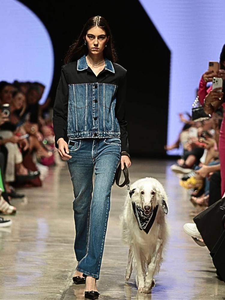 Look all-jeans da Easy, no La Moda Runway