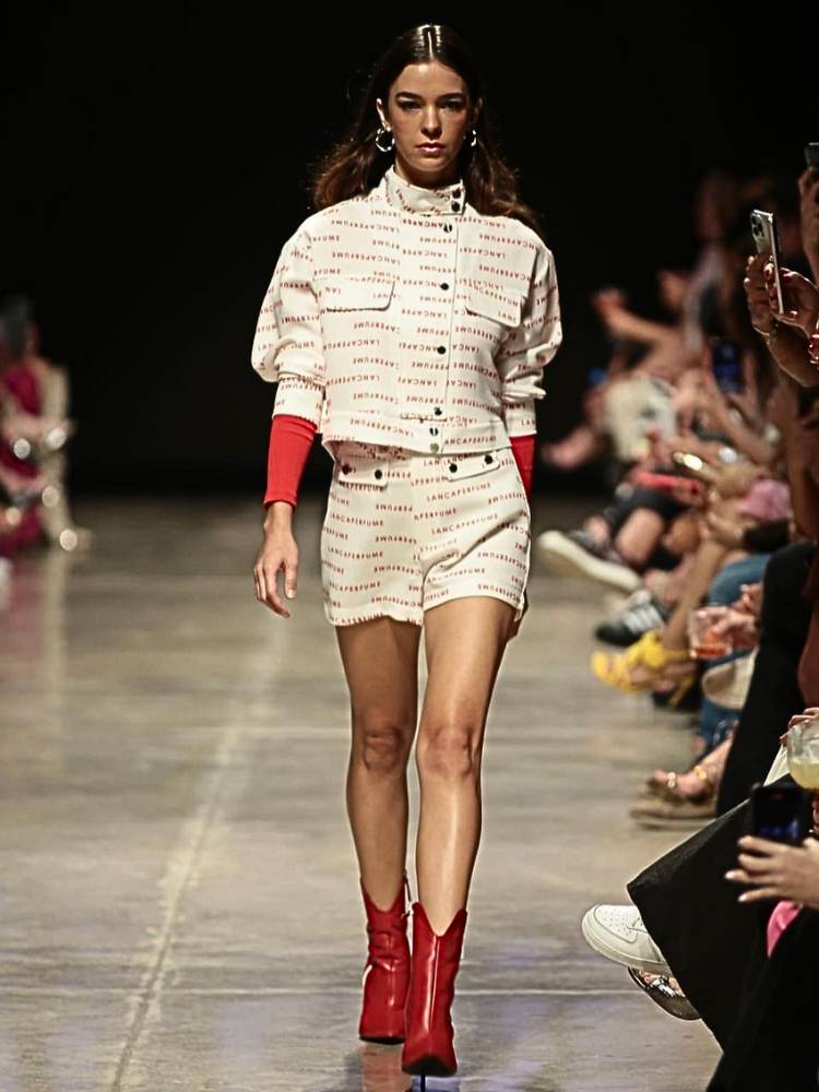 Look com conjunto branco da Easy, no La Moda Runway