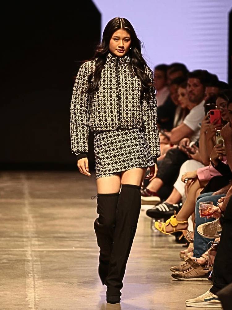 Look com conjunto cinza da Easy, no La Moda Runway