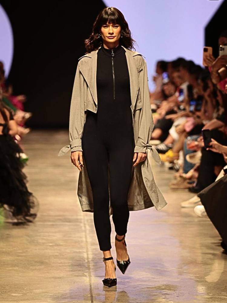 Look com sobretudo da Easy, no La Moda Runway