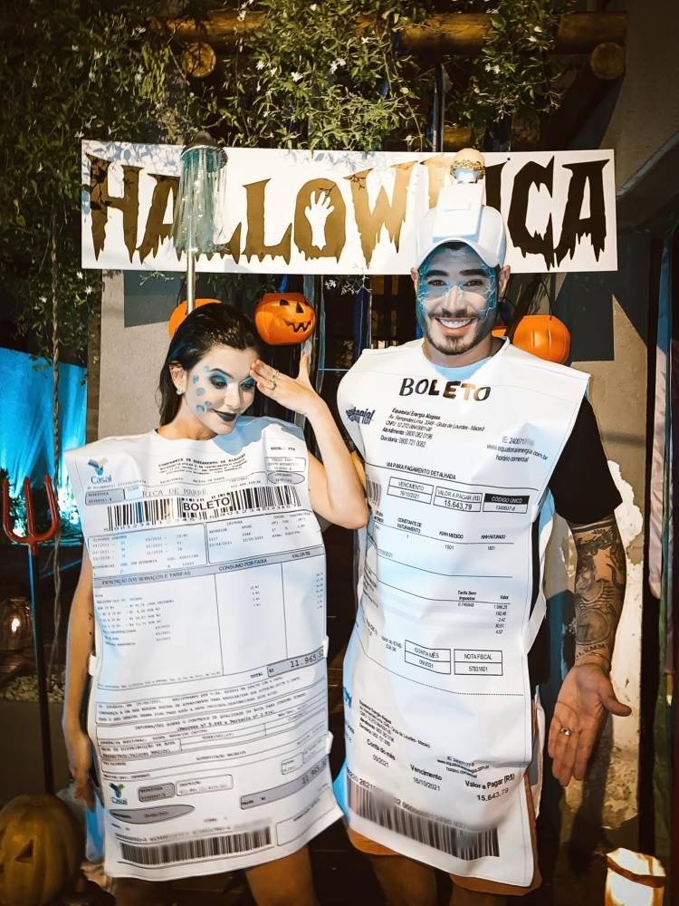 Casal de influenciadores Rica de Marré e Adrão Meron fantasiados de boleto para o Halloween