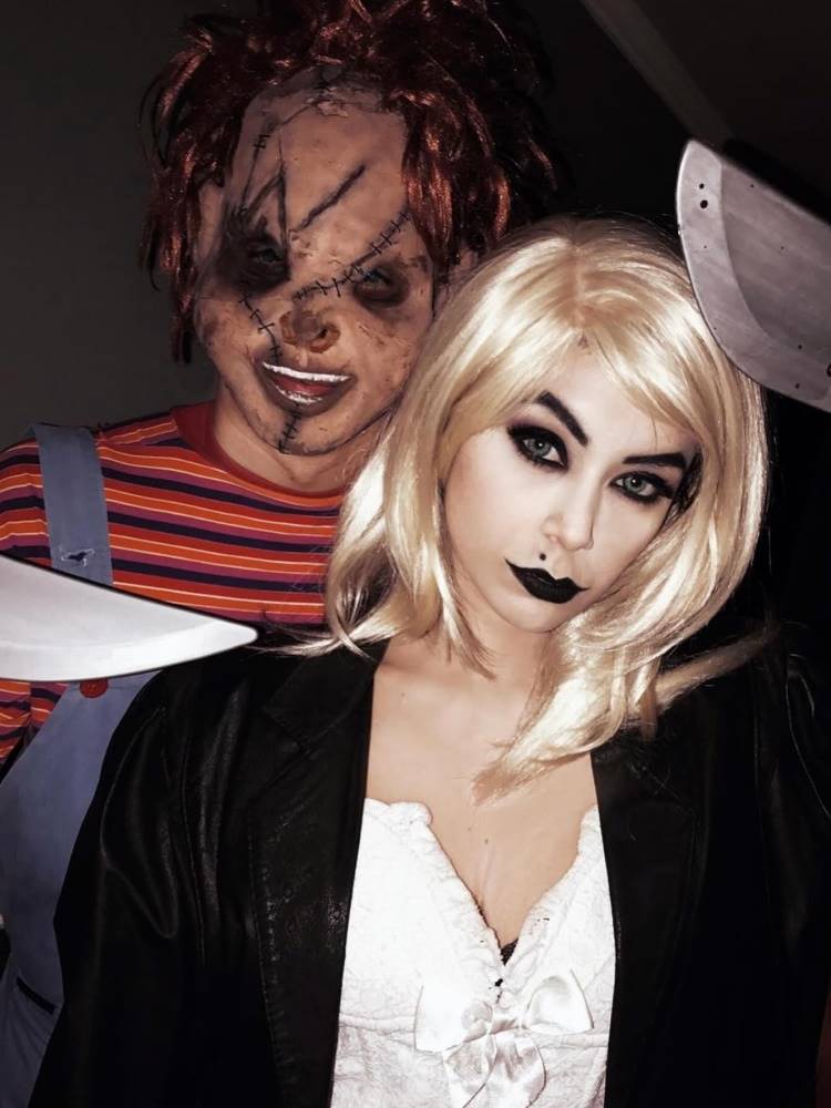 Casal de influenciadores Rica de Marré e Adrão Meron fantasiados de Chucky e Tiffany para o Halloween