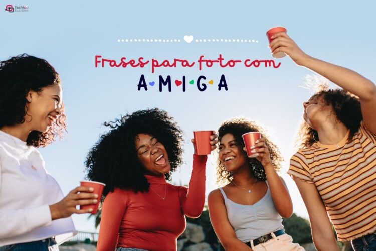 Imagem de quatro amigas de diferentes tons de pele sorrindo com o céu azul ao fundo. Acima delas, há o título da matéria "Frases para foto com amiga".