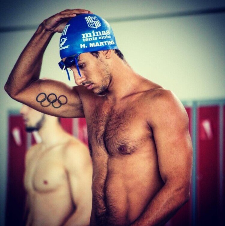 Henrique Martins com touca de natação se preparando para entrar na piscina