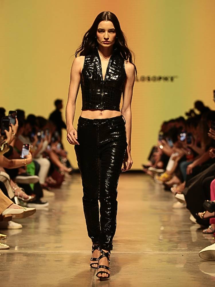 Look de couro da Jeanslosophy, no La Moda Runway