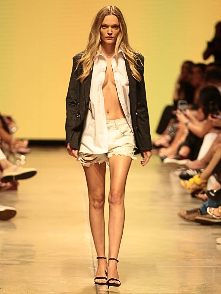 Look com camisa branca da Jeanslosophy, no La Moda Runway