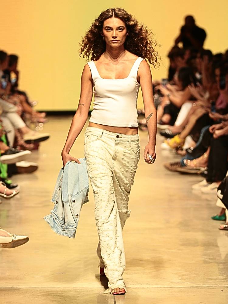 Look regata branca da Jeanslosophy, no La Moda Runway