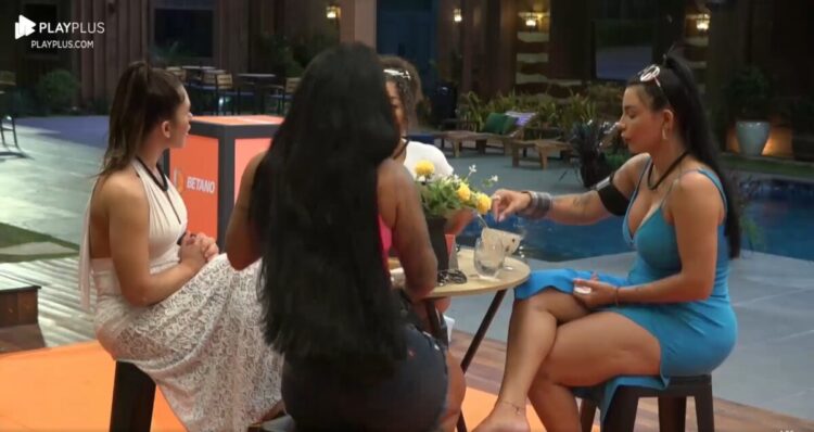 Jenny, Kamila, Nadja e Olivia falando de Kally Fonseca