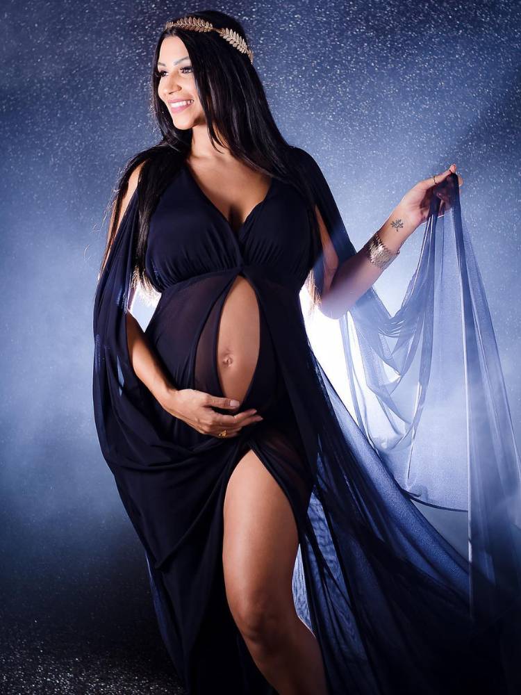 Jenny Miranda usando um robe preto em ensaio da gravidez de Enrico. 