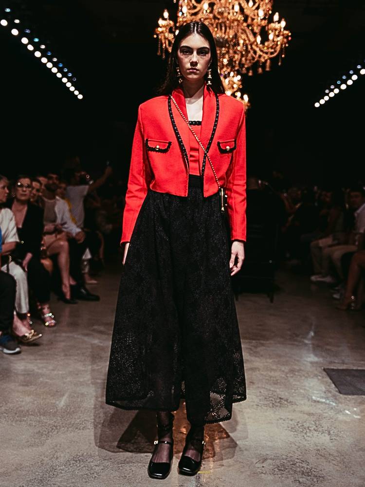 Look vermelho e preto da Lança Perfume, , no La Moda Runway