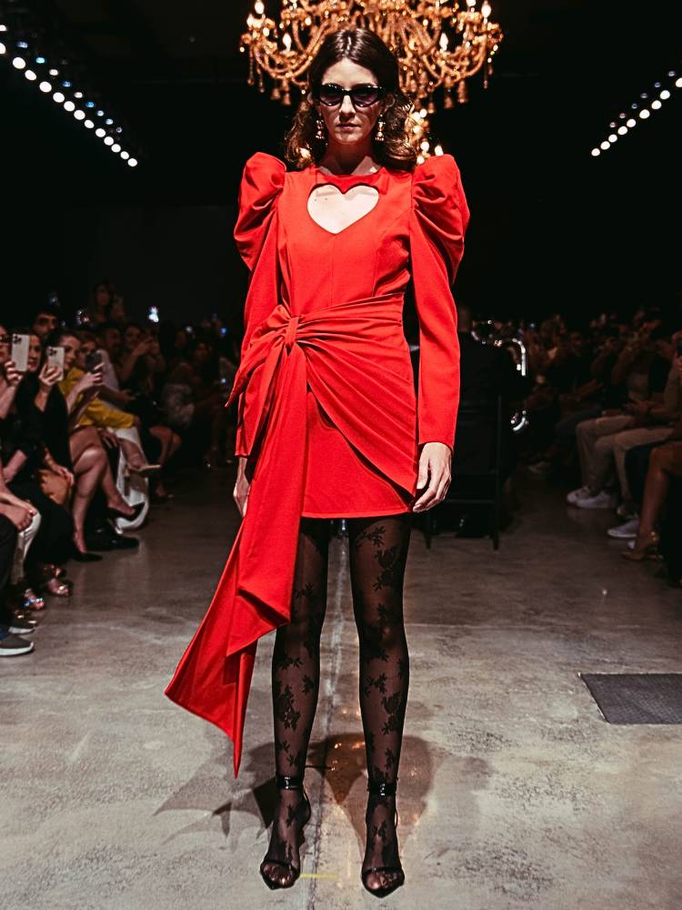 Look vermelho da Lança Perfume, , no La Moda Runway