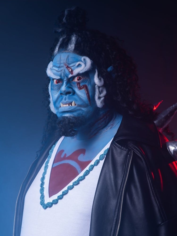 ex-BBB Babu Santana de monstro azul (JINBABU) no Dia das Bruxas