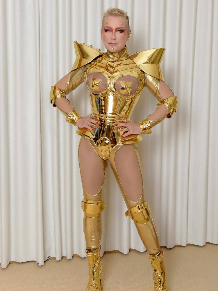 Xuxa com visual futurístico dourado para o Halloween Sephora 2023