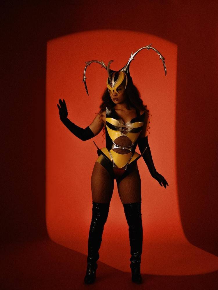Influenciadora Carol Mamprin com fantasia de abelha para o Halloween Sephora 2023