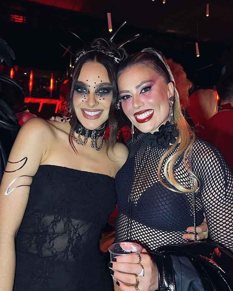 duas mulheres roupa escura e make de halloween