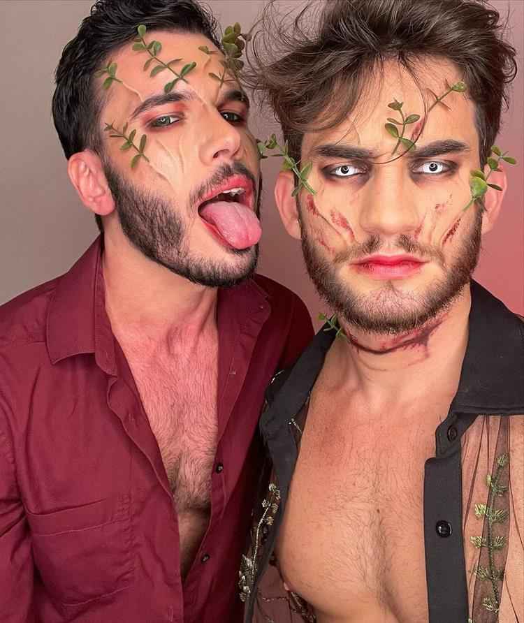 dois homens com maquiagem de cortes com plantas e sangue falso