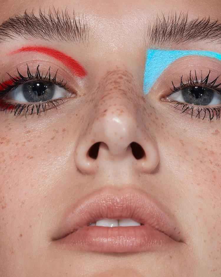 maquiagem com delineado e sombra assimétrica, azul e vermelho
