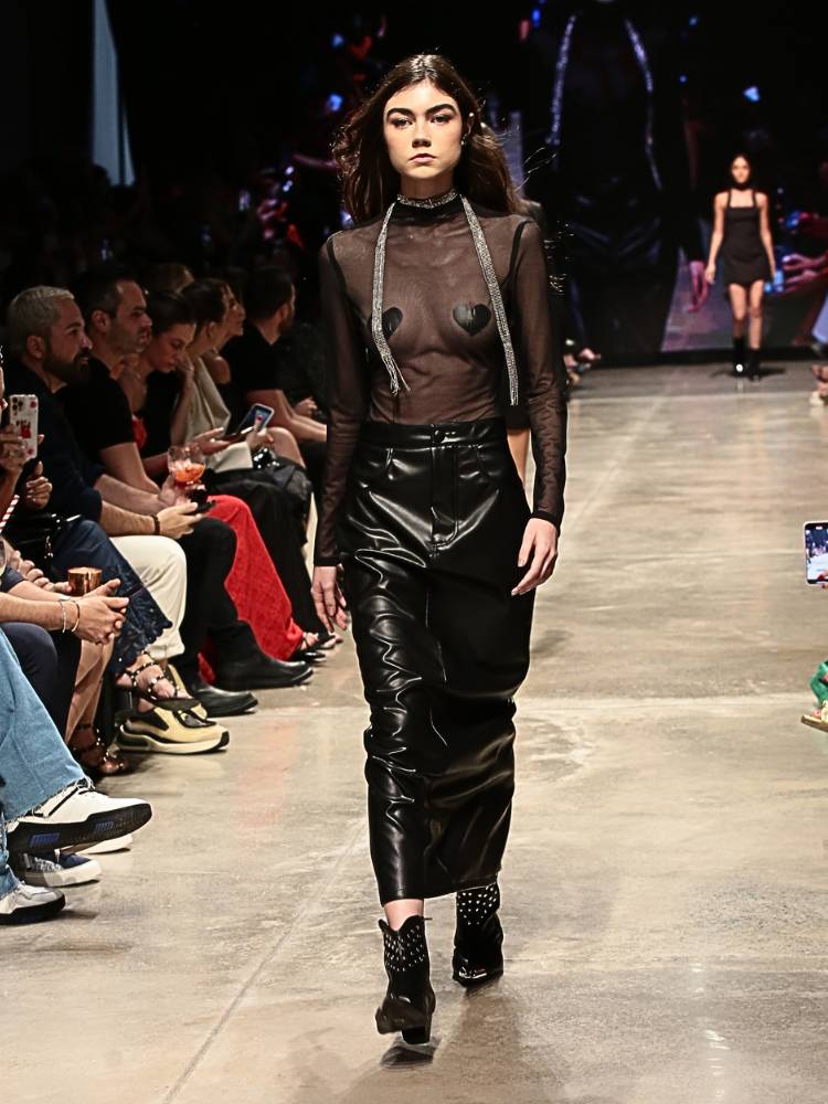 Look all-black da My Favorite Things, no La Moda Runway