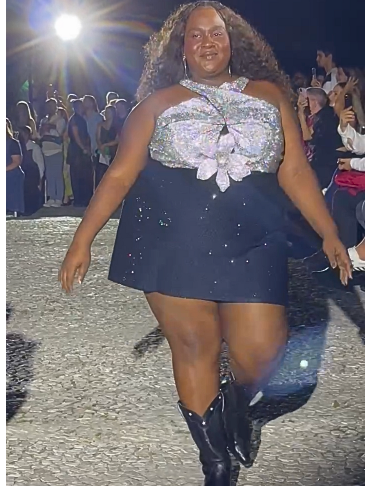 Roberta Freitas no desfile da Amarante
