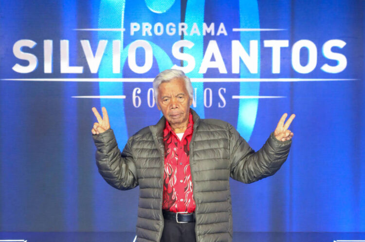 Roque, do programa Silvio Santos, é internado após desmaiar em sua casa