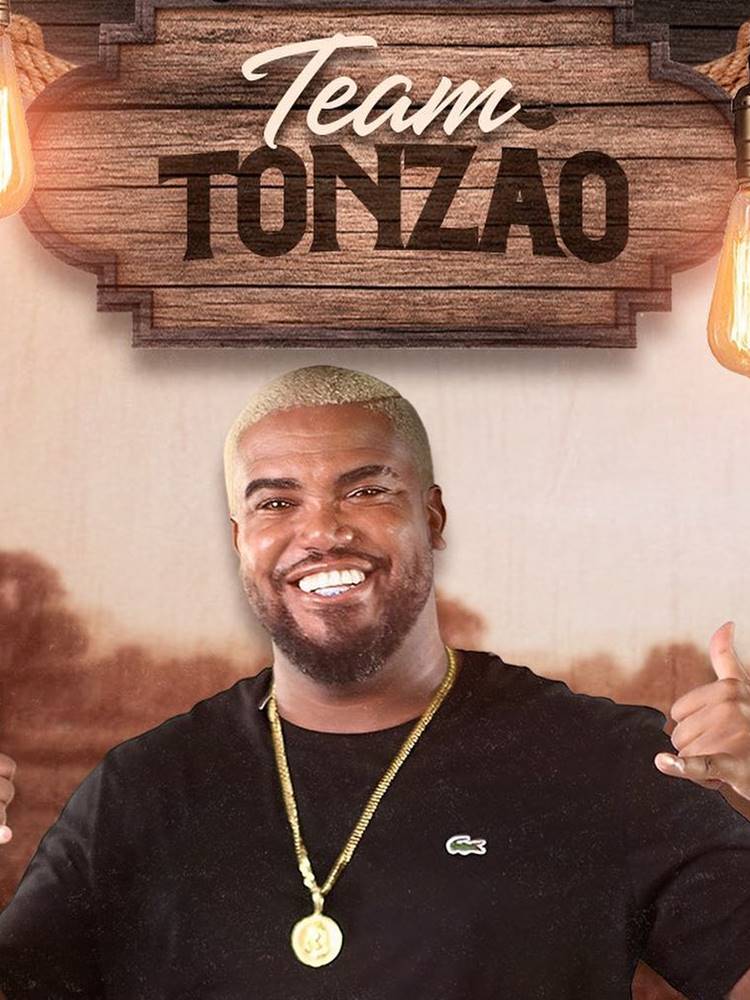 Montagem com foto de Tonzão de A Fazenda e escrito em cima em placa de madeira "Team Tonzão"