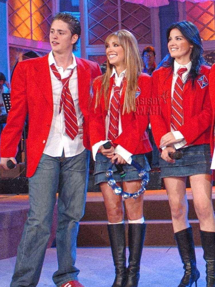 Diego, Mia e Lupita usando o uniforme da Elite Way School. 