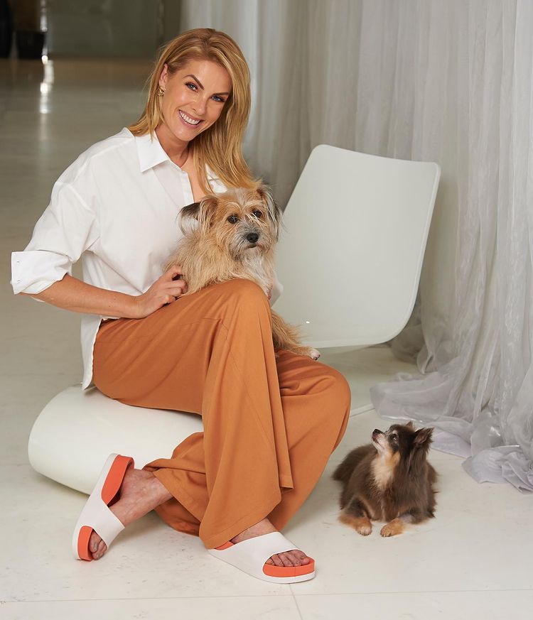 Ana Hickmann com dois de seus dois cachorros, um deles é Joaquim, que o salvou da agressão do marido