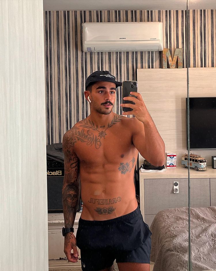 Yuri Meirelles sem camisa tirando uma foto em rente ao espelho