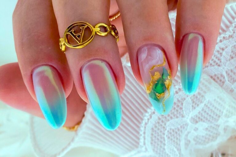 Unhas com alongamento na cor verde pérola