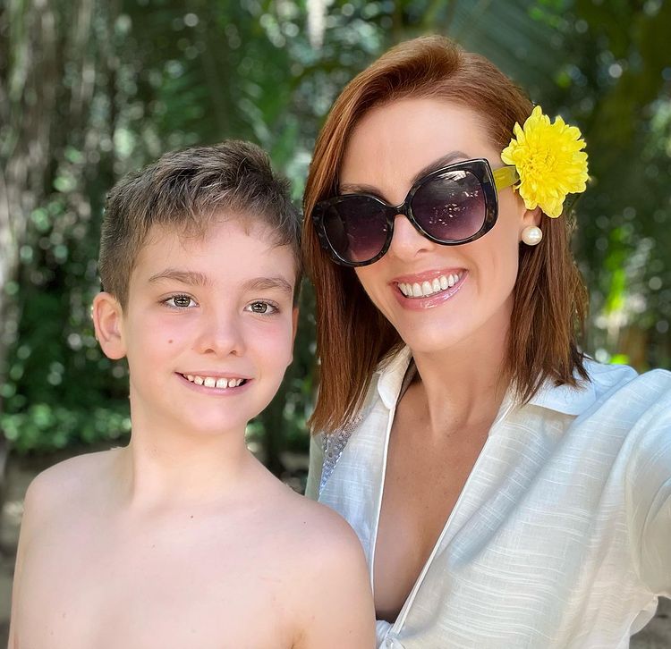 Ana Hickmann com o cabelo escuro ao lado do filho Alexandre, de 10 anos