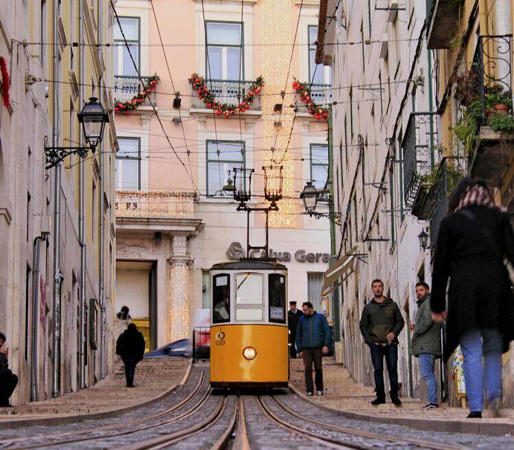 Bonde amarelo típico de Lisboa
