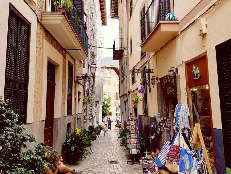 Rua típica de brechós na Europa, localizada em Madri, Espanha
