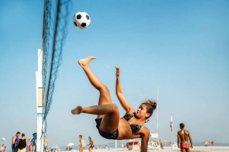 foto de mulher jogando esporte, mostrando o crescimento do futevôlei