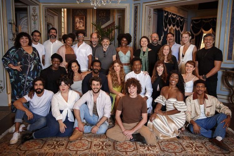 Vários atores da nova novela da HBO reunidos