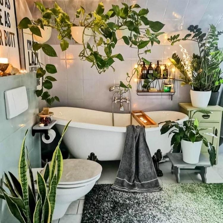Um banheiro repleto de flores com uma banheira branca no centro