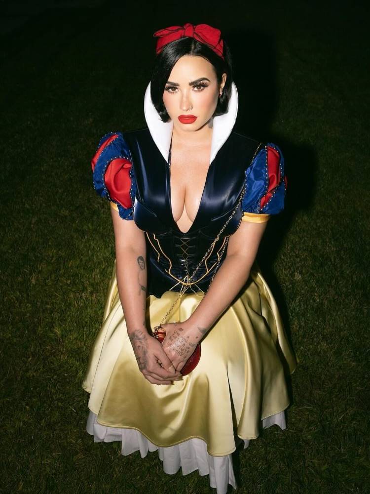 Demi Lovato como Branca de Neve
