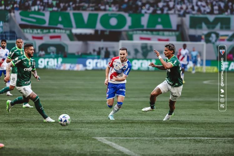Zé Rafael e Richard Ríos, do Palmeiras, disputando a bola com o atacante do Fortaleza, Pochettino.
