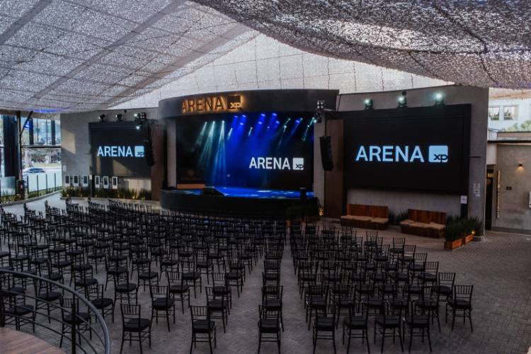 Arena XP com telões e cadeiras, local onde acontecerá o Influent Summit.