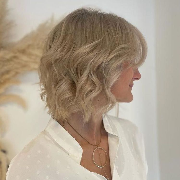 MUlher loira finaliza italian bob com babyliss