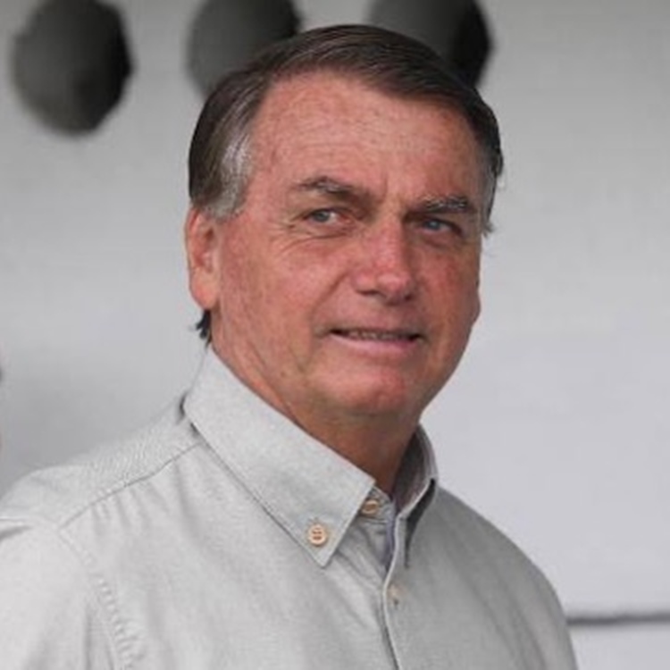 Ex-presidente Jair Bolsonaro usando camisa social cinza.