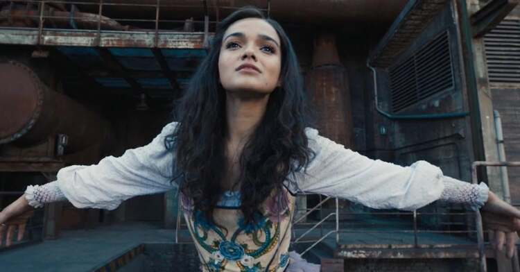 imagem do filme "Jogos Vorazes: a cantiga dos pássaros e das serpentes" com Lucy fazendo referência à Katniss Everdeen