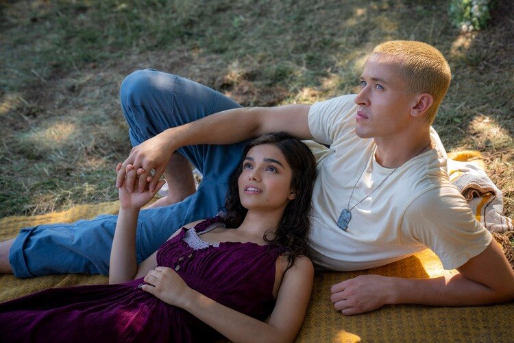 imagem do filme "Jogos Vorazes: a cantiga dos pássaros e das serpentes" com os personagens Snow e Lucy em momento romântico