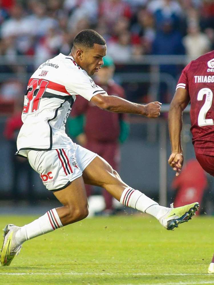 Atacante são-paulino Juan e volante Thiago Santos do Fluminense disputando a bola. 