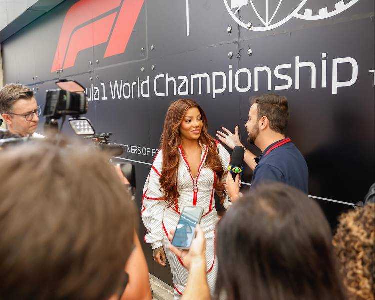 Ludmilla sendo entrevistrava no evento da Fórmula 1