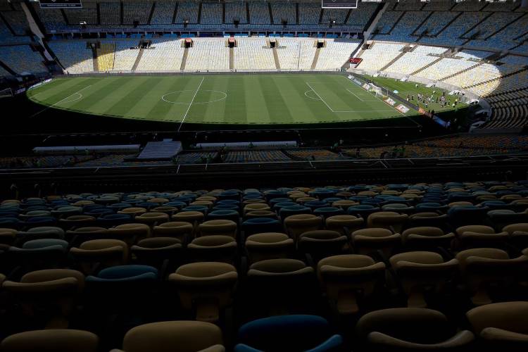 Foto do Maracanã tirada em uma arquibancada do estádio. 