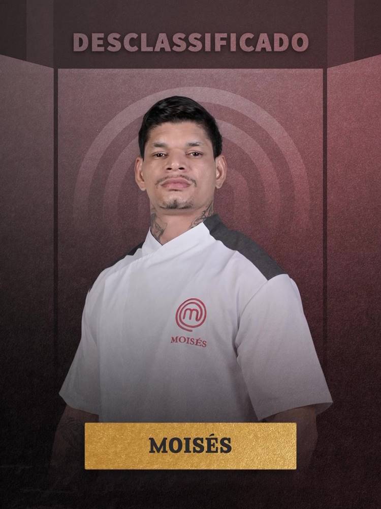 Montagem com foto de Moisés do MasterChef Profissionais 2023 em fundo avermelhado com escrito "Desclassificado"