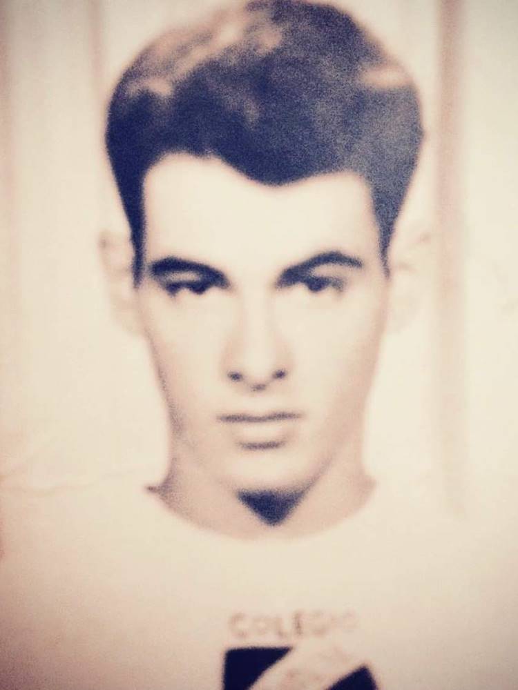 Imagem de Ney Matogrosso aos 16 anos, com cabelo cheio em topete e barba do queixo.