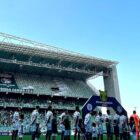 Elenco de Palmeiras e América-MG no Independência com a placa do Brasileirão para cantar o hino.