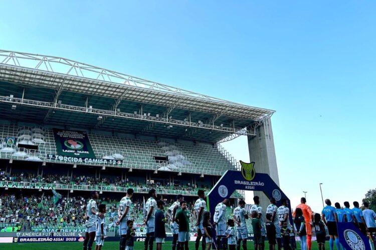 Elenco de Palmeiras e América-MG no Independência com a placa do Brasileirão para cantar o hino.